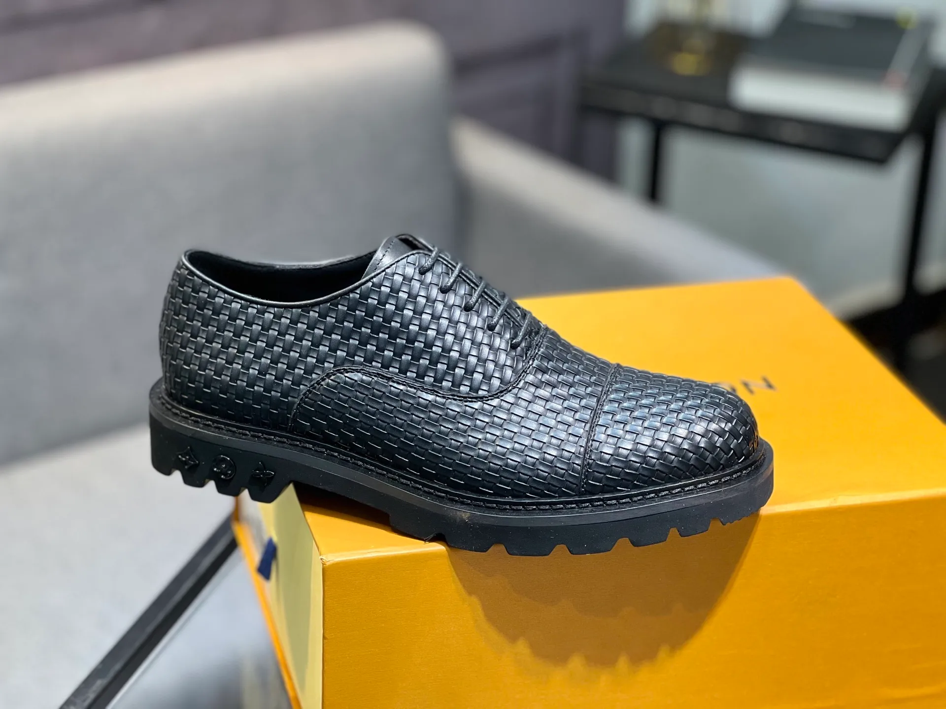 Men's shoes 💰820 [LV] - High-end quality - Upper: 🔝 tumbled cowhide, Nappa cowhide, brand logo sewn on shoe body - Lining: cowhide, foot pads; water-dyed cowhide - Outsole: TPR·rubber foam; two-color molded outsole -Super high quality control·Fine workmanship: highlighted (high-end·luxury·grade) -Size: 39-44 (38 45 can be customized)